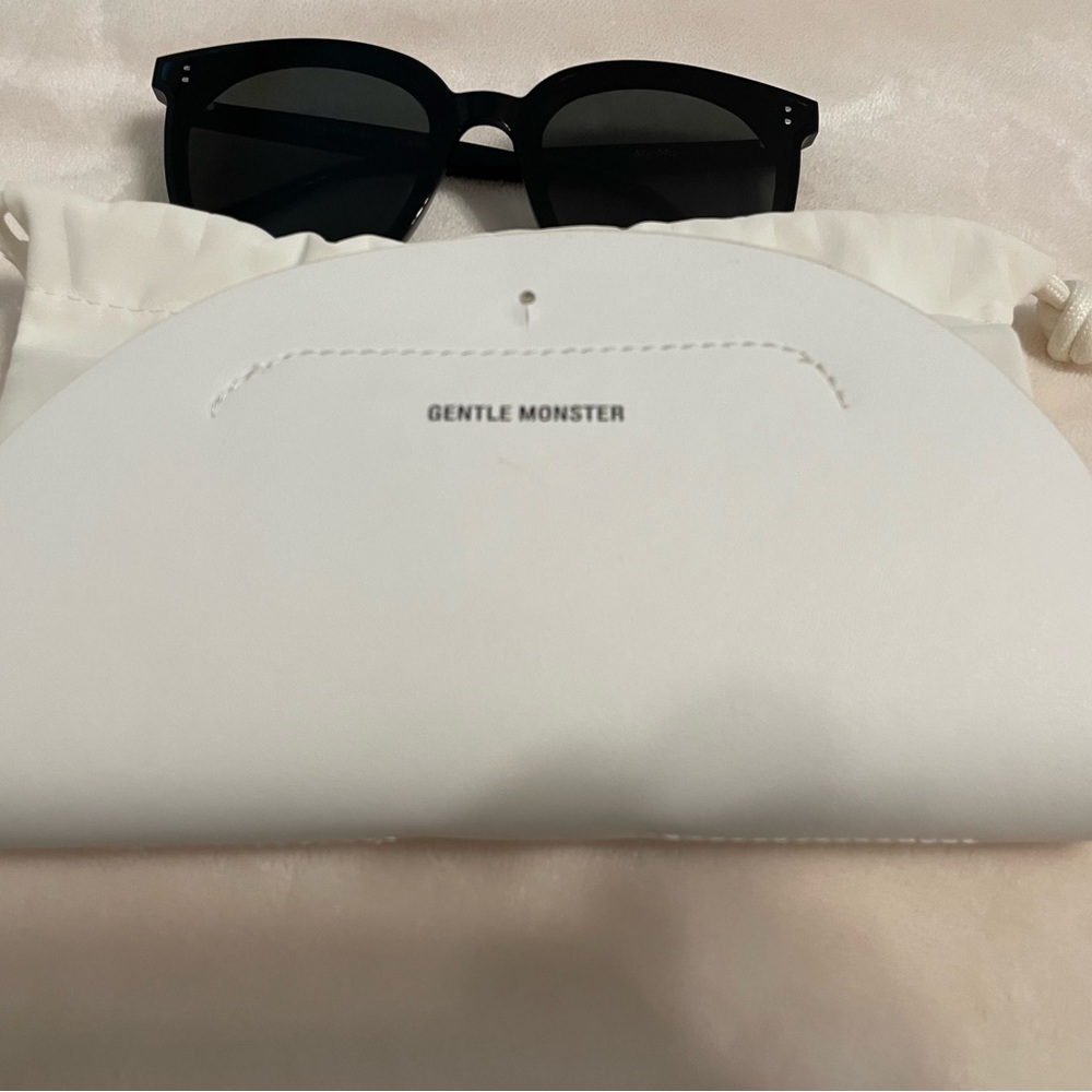 GENTLE MONSTER Black Sunglasses - Picture 13 of 16